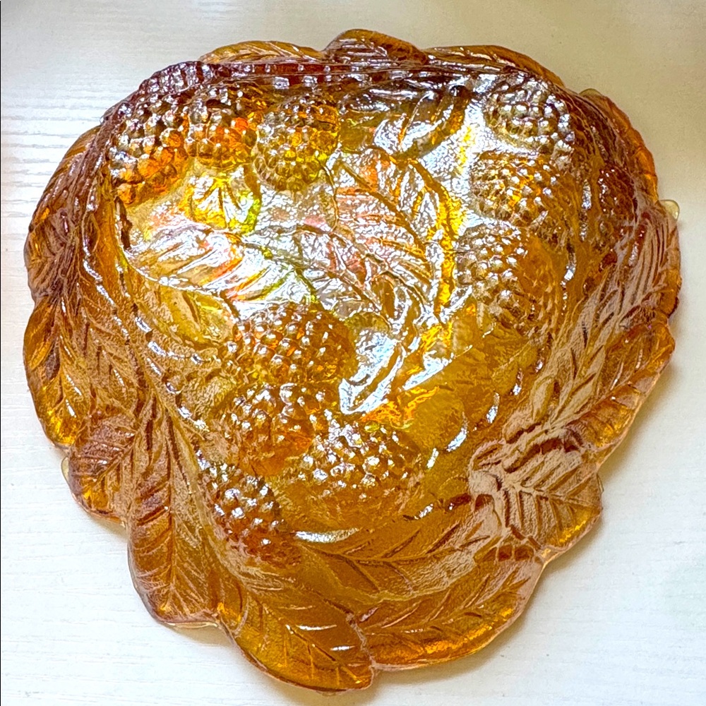 Vintage Imperial Marigold Carnival Grape Leaf Shape Glass Scalloped Bowl Dish 7" - Picture 3 of 4